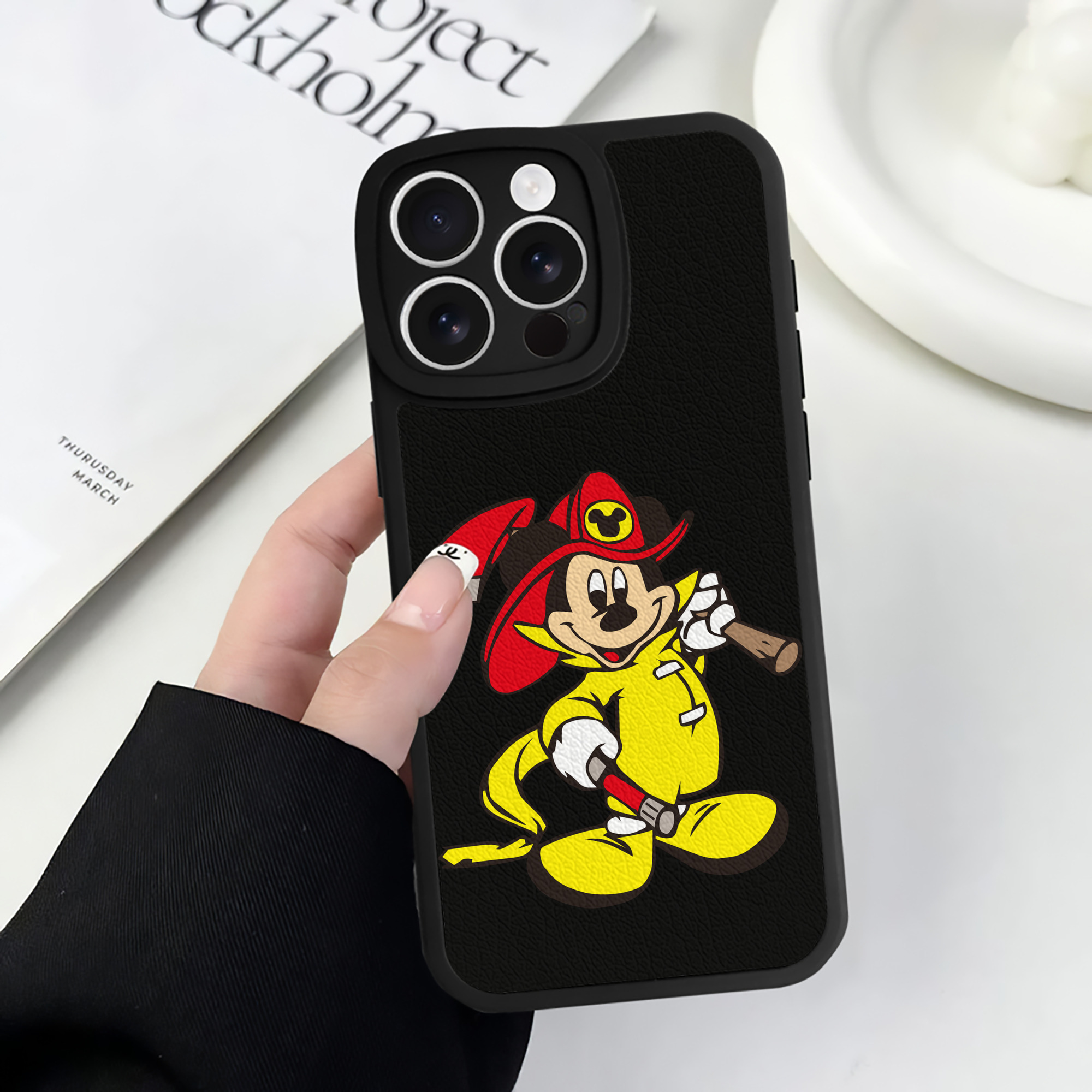 （画像用） ミッキーマウス Mickey Mouse 【iPhone 16シリーズ対応】シリコンスマホケース（レザー調） 材質：シリコン